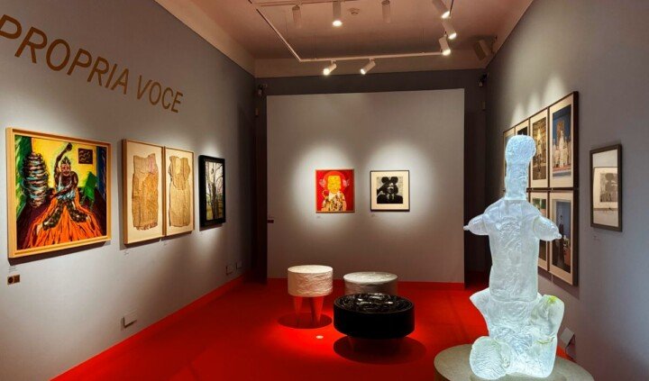 Śmiejąc się jednym, płacząc drugim okiem