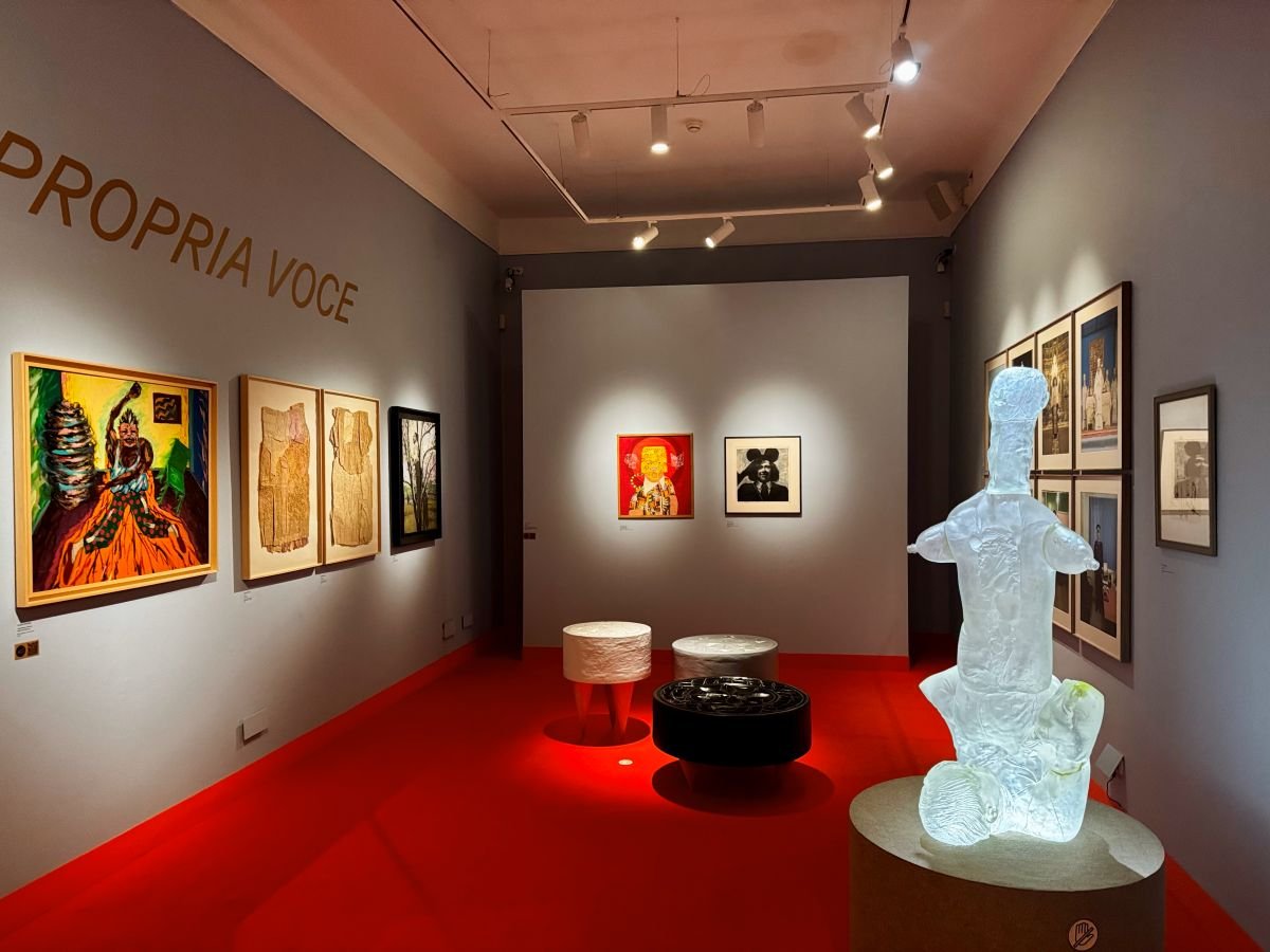 Śmiejąc się jednym, płacząc drugim okiem